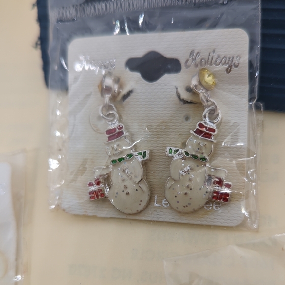 Lot Of 4 Pair Christmas Pierced Earrings Santas Snowmen Stockings And Gift - Picture 5 of 14